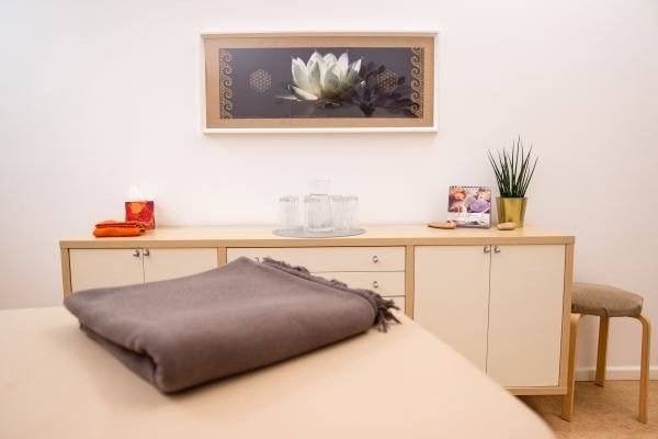 Behandlungsliege im Therapieraum