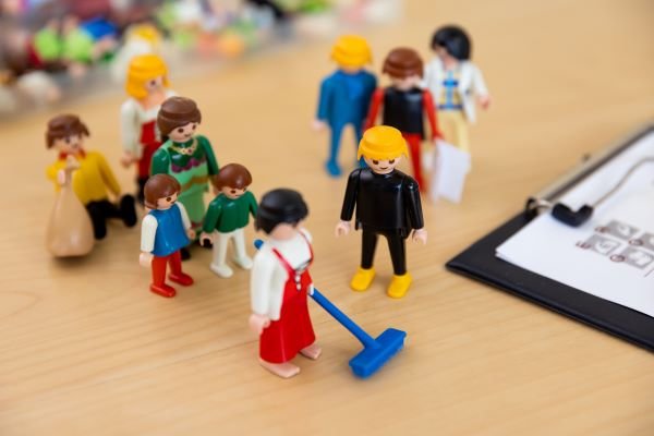 Familienaufstellung mit Figuren