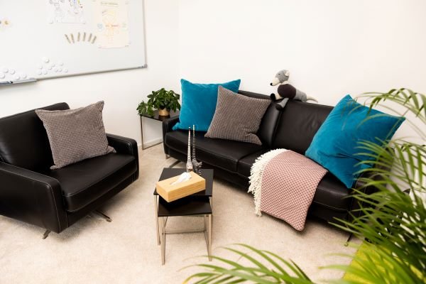 Sitzecke mit Sofa und Pflanzen