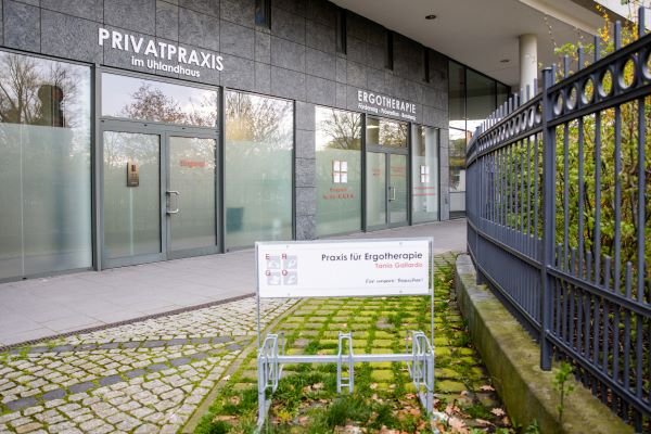 Eingang der Privatpraxis im Uhlandhaus