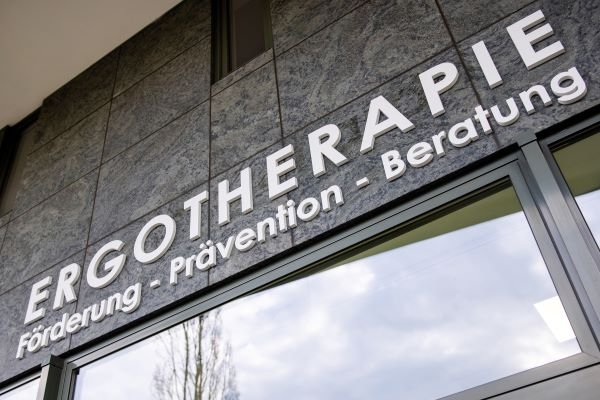 Praxisschild: Ergotherapie, Förderung, Prävention, Beratung