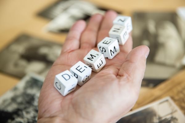 Buchstabenwürfel in einer Hand
