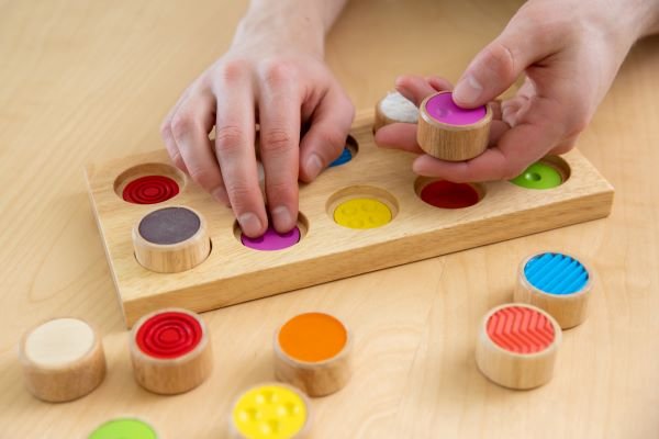 Farbige Holzsteckspiele als Therapiematerial für Kinder