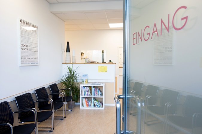 Wartebereich der Privatpraxis mit Eingangstür